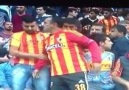 Kayserispor tribünündeki minik bir Fenerbahçe taraftarını trib...