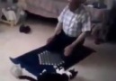 Kedi namaz kılan dedeyi çıldırtıyor.