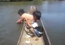 Kendinden büyük balık yakalayan çocuk