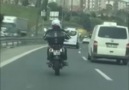 Kendini Müziğin Ritmine Bırakan Motosiklet Sürücüsü