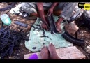 Kenyada lastiklerden sandalet yapımı.