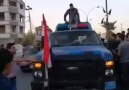 Kerkükte bir Kürt genci Irak bayrağını söküp atıyor