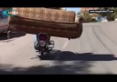 Kiliste motosikletle kanepe taşıyan sürücü pes dedirtti!