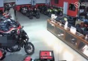 8 Kişi birden motosiklet mağazasına saldıran hırsızlar