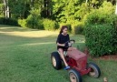 Kızına traktör sürmeyi öğretiyor
