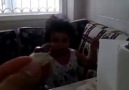 Kızlarına Nutella gösterip Yoğurt yediren Anne ve Baba