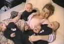 komikliğe gülen dördüz bebekler :)