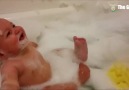 Köpüklü banyoda bebek kadar mutlu olan insanlarız aslında