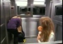 KORKU FİLMİ GİBİ ŞAKA :) Asansörde elinde oyuncak bebekli ürkü...