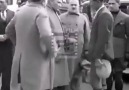 Koskoca Mustafa Kemal Atatürk elini hiç öptürmüyor!