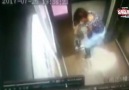 Küçük kız kolunu asansörün kapısına kaptırdı