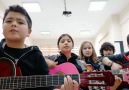 Küçük müzisyenler büyüyorlar.. yüzlerden belli duygularda katıyorlar