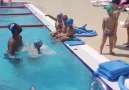 Küçük yaş grubu yüzme dersinde