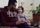 Kur'an okuyan babasının hatalarını düzelten mini kız.