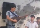 KURTLAR VADİSİ MÜZİĞİNİ BAĞLAMA İLE ÇALAN ÇOCUK.. MUHTEŞEM!