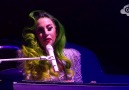Lady Gaga Jingle Bell Ball Jingle Bells & Poker Face performansı
