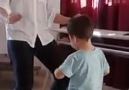 La maestra invito a bailar al nene para que rompa la timidez... Y miren!