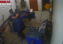 Lastikçide Donunu Kaybeden Dayı- NASIL MI izliyoruz ))))