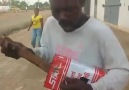 Liberiano cego faz sucesso na internet com violão de lata