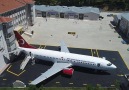 Lise bahçesinde dev yolcu uçağı