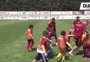 Lukas Podolski minik aslanlarla oynuyor.