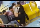 Lunaparkta bir erkeğin dramını izliyorsunuz