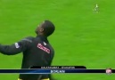 Maç öncesi Eboue'den yumruk şov