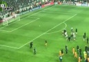 Maç sonunda Aboubakar Beşiktaş taraftarına üçlü çektirdi.