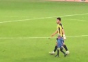 Maçtan sonra Tolgay Arslan ve çocuğu