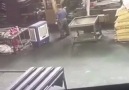 Makineye sıkışıyor