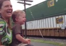 Makinist babasını trenle geçerken gören çocuğun sevinci