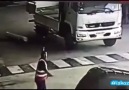Malzemeyi kamyon şoförünün üzerine düşürüyor.