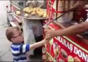 Maraş Dondurmacısı Küçük Çocuğu Çileden Çıkartıyor )
