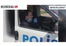 MemurlarNet - Polisin &kal&şarkısı gülümsetti ...