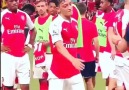 Mesut Özil'in ne bulursa top gibi sektirmesi