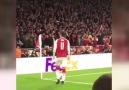 Mesut Özil yere atılan ekmeği öpüp kenara bırakıyor.