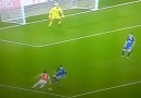 Mesut'un canı sıkılmış defansla dalga geçiyor.