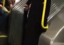Metrobüste anlamsız bir video D arkadaki dayının bakışları kes D