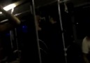 Metrobüste halkın arasında kalan bir çevik kuvvet polisi