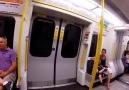 Metroyla yarışan genç