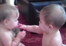 Minik ikizlerin emzik savaşı