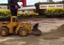 Mini Loader Adam Bile Kaldırıyor