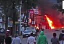 Momentos que en policías diparan armas de fuego contra los man...