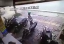 Motosikletini çalan hırsıza uçan tekmeyle saldırdı!