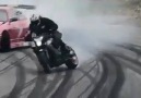 motosiklet vs. araba drift yarışı