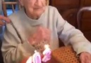 Mumları üflerken takma dişi fırlayan 102 yaşındaki teyze