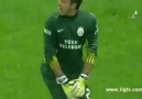 Muslera'dan Parmaklarının Ucuyla Müthiş Kurtarış.PAYLAŞ