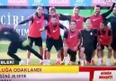 Muslera fotoğraf çekilirken bile topu görünce uçuyor :))