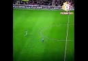 Muslera'nın Neuer'i kıskandıran çalımı :) Rakibi pazara yolladı..