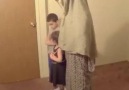 Namaz için yanında duran çocukların aklı çıktı!